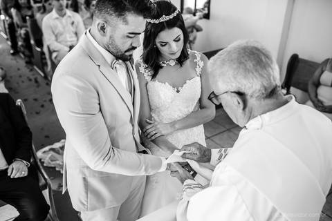 lindo casamento mini wedding na igreja N.Sra dos navegantes ponta da fruta por fotógrafo de casamento vila velha fotógrafo de casamento vitória fotógrafo de casamento serra com noivo noiva vestido de noiva buquê casamento ao ar livre de dia no por do sol'