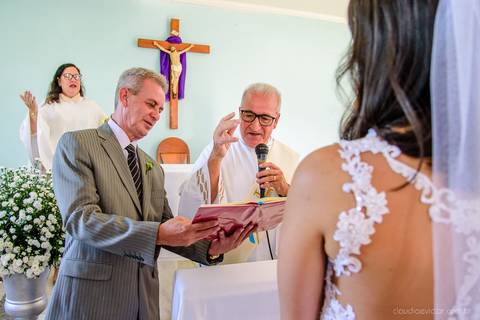 lindo casamento mini wedding na igreja N.Sra dos navegantes ponta da fruta por fotógrafo de casamento vila velha fotógrafo de casamento vitória fotógrafo de casamento serra com noivo noiva vestido de noiva buquê casamento ao ar livre de dia no por do sol'
