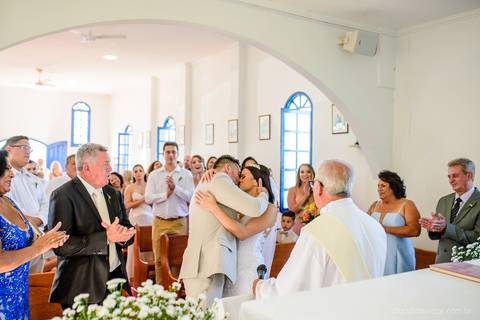 lindo casamento mini wedding na igreja N.Sra dos navegantes ponta da fruta por fotógrafo de casamento vila velha fotógrafo de casamento vitória fotógrafo de casamento serra com noivo noiva vestido de noiva buquê casamento ao ar livre de dia no por do sol'
