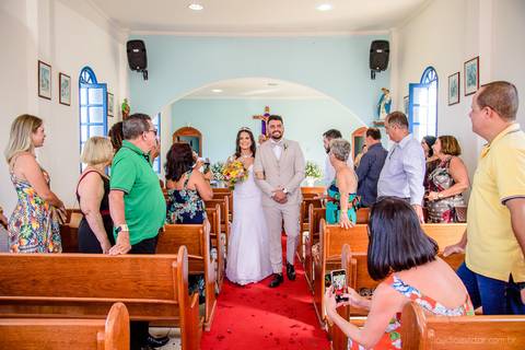 lindo casamento mini wedding na igreja N.Sra dos navegantes ponta da fruta por fotógrafo de casamento vila velha fotógrafo de casamento vitória fotógrafo de casamento serra com noivo noiva vestido de noiva buquê casamento ao ar livre de dia no por do sol'
