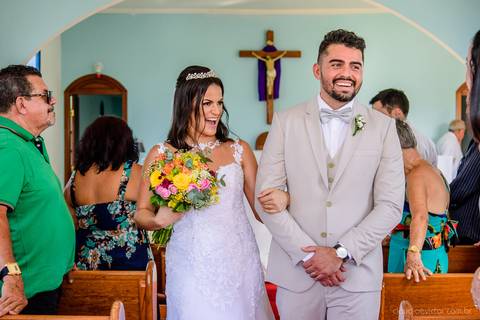lindo casamento mini wedding na igreja N.Sra dos navegantes ponta da fruta por fotógrafo de casamento vila velha fotógrafo de casamento vitória fotógrafo de casamento serra com noivo noiva vestido de noiva buquê casamento ao ar livre de dia no por do sol'