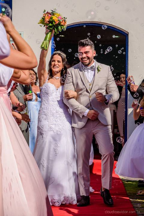 lindo casamento mini wedding na igreja N.Sra dos navegantes ponta da fruta por fotógrafo de casamento vila velha fotógrafo de casamento vitória fotógrafo de casamento serra com noivo noiva vestido de noiva buquê casamento ao ar livre de dia no por do sol'