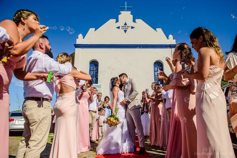 lindo casamento mini wedding na igreja N.Sra dos navegantes ponta da fruta por fotógrafo de casamento vila velha fotógrafo de casamento vitória fotógrafo de casamento serra com noivo noiva vestido de noiva buquê casamento ao ar livre de dia no por do sol'