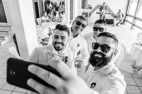 lindo casamento mini wedding na igreja N.Sra dos navegantes ponta da fruta por fotógrafo de casamento vila velha fotógrafo de casamento vitória fotógrafo de casamento serra com noivo noiva vestido de noiva buquê casamento ao ar livre de dia no por do sol'