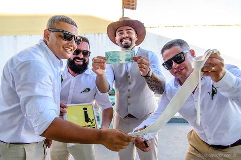 lindo casamento mini wedding na igreja N.Sra dos navegantes ponta da fruta por fotógrafo de casamento vila velha fotógrafo de casamento vitória fotógrafo de casamento serra com noivo noiva vestido de noiva buquê casamento ao ar livre de dia no por do sol'