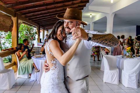 lindo casamento mini wedding na igreja N.Sra dos navegantes ponta da fruta por fotógrafo de casamento vila velha fotógrafo de casamento vitória fotógrafo de casamento serra com noivo noiva vestido de noiva buquê casamento ao ar livre de dia no por do sol'