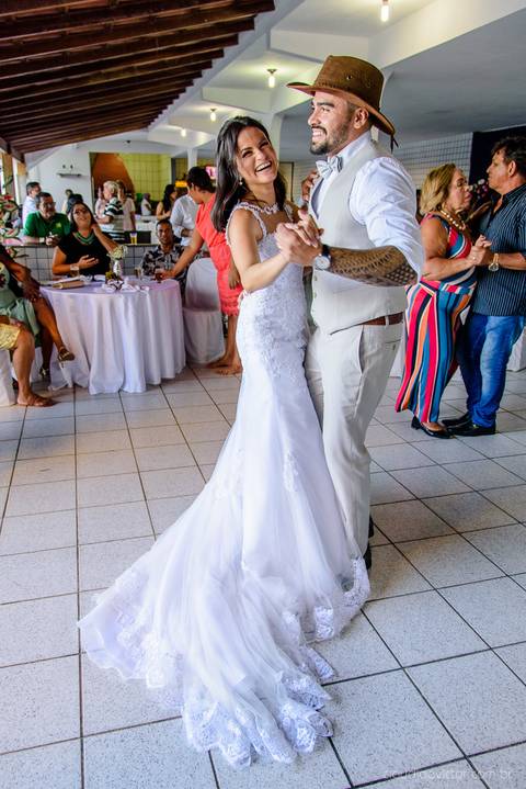 lindo casamento mini wedding na igreja N.Sra dos navegantes ponta da fruta por fotógrafo de casamento vila velha fotógrafo de casamento vitória fotógrafo de casamento serra com noivo noiva vestido de noiva buquê casamento ao ar livre de dia no por do sol'