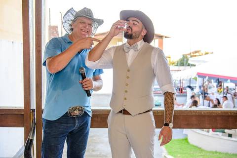 lindo casamento mini wedding na igreja N.Sra dos navegantes ponta da fruta por fotógrafo de casamento vila velha fotógrafo de casamento vitória fotógrafo de casamento serra com noivo noiva vestido de noiva buquê casamento ao ar livre de dia no por do sol'