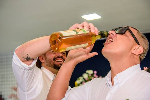 lindo casamento mini wedding na igreja N.Sra dos navegantes ponta da fruta por fotógrafo de casamento vila velha fotógrafo de casamento vitória fotógrafo de casamento serra com noivo noiva vestido de noiva buquê casamento ao ar livre de dia no por do sol'