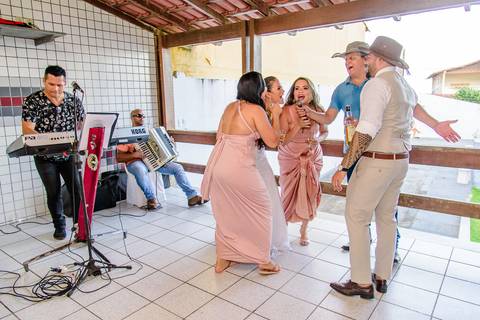 lindo casamento mini wedding na igreja N.Sra dos navegantes ponta da fruta por fotógrafo de casamento vila velha fotógrafo de casamento vitória fotógrafo de casamento serra com noivo noiva vestido de noiva buquê casamento ao ar livre de dia no por do sol'