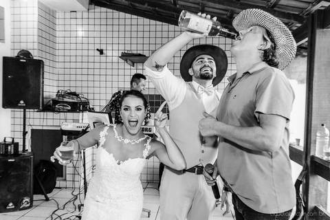 lindo casamento mini wedding na igreja N.Sra dos navegantes ponta da fruta por fotógrafo de casamento vila velha fotógrafo de casamento vitória fotógrafo de casamento serra com noivo noiva vestido de noiva buquê casamento ao ar livre de dia no por do sol'