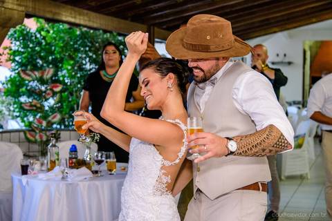 lindo casamento mini wedding na igreja N.Sra dos navegantes ponta da fruta por fotógrafo de casamento vila velha fotógrafo de casamento vitória fotógrafo de casamento serra com noivo noiva vestido de noiva buquê casamento ao ar livre de dia no por do sol'