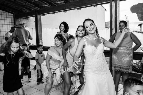 lindo casamento mini wedding na igreja N.Sra dos navegantes ponta da fruta por fotógrafo de casamento vila velha fotógrafo de casamento vitória fotógrafo de casamento serra com noivo noiva vestido de noiva buquê casamento ao ar livre de dia no por do sol'