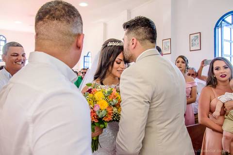 lindo casamento mini wedding na igreja N.Sra dos navegantes ponta da fruta por fotógrafo de casamento vila velha fotógrafo de casamento vitória fotógrafo de casamento serra com noivo noiva vestido de noiva buquê casamento ao ar livre de dia no por do sol'