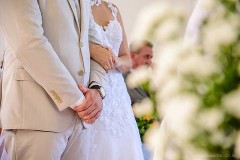 lindo casamento mini wedding na igreja N.Sra dos navegantes ponta da fruta por fotógrafo de casamento vila velha fotógrafo de casamento vitória fotógrafo de casamento serra com noivo noiva vestido de noiva buquê casamento ao ar livre de dia no por do sol'