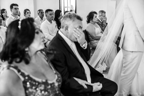 lindo casamento mini wedding na igreja N.Sra dos navegantes ponta da fruta por fotógrafo de casamento vila velha fotógrafo de casamento vitória fotógrafo de casamento serra com noivo noiva vestido de noiva buquê casamento ao ar livre de dia no por do sol'