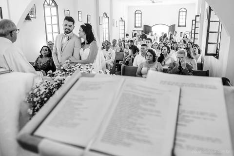 lindo casamento mini wedding na igreja N.Sra dos navegantes ponta da fruta por fotógrafo de casamento vila velha fotógrafo de casamento vitória fotógrafo de casamento serra com noivo noiva vestido de noiva buquê casamento ao ar livre de dia no por do sol'