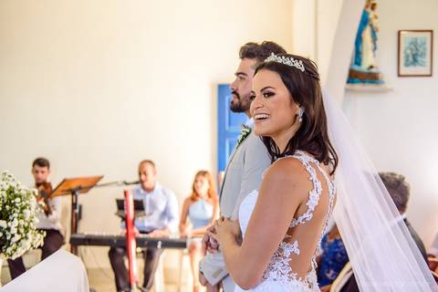 lindo casamento mini wedding na igreja N.Sra dos navegantes ponta da fruta por fotógrafo de casamento vila velha fotógrafo de casamento vitória fotógrafo de casamento serra com noivo noiva vestido de noiva buquê casamento ao ar livre de dia no por do sol'