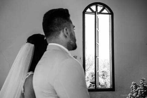 lindo casamento mini wedding na igreja N.Sra dos navegantes ponta da fruta por fotógrafo de casamento vila velha fotógrafo de casamento vitória fotógrafo de casamento serra com noivo noiva vestido de noiva buquê casamento ao ar livre de dia no por do sol'