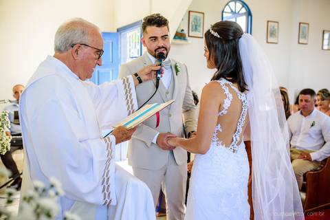 lindo casamento mini wedding na igreja N.Sra dos navegantes ponta da fruta por fotógrafo de casamento vila velha fotógrafo de casamento vitória fotógrafo de casamento serra com noivo noiva vestido de noiva buquê casamento ao ar livre de dia no por do sol'