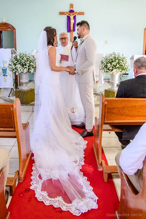 lindo casamento mini wedding na igreja N.Sra dos navegantes ponta da fruta por fotógrafo de casamento vila velha fotógrafo de casamento vitória fotógrafo de casamento serra com noivo noiva vestido de noiva buquê casamento ao ar livre de dia no por do sol'