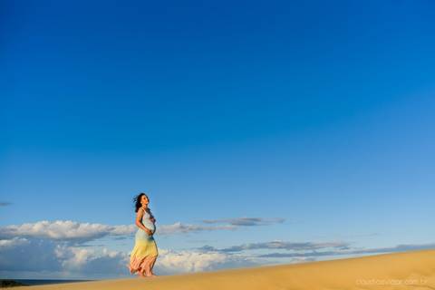 Lindo ensaio fotográfico de gestante e família realizado por fotógrafos de casamento em vila velha espirito santo e fotógrafos de casamento em Vitória espirito santo es com praia e dunas de Itaúnas e pôr do sol e farol de conceição da barra'