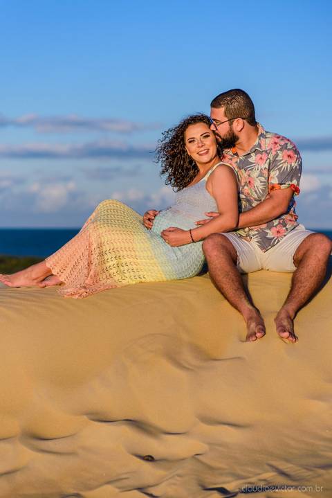 Lindo ensaio fotográfico de gestante e família realizado por fotógrafos de casamento em vila velha espirito santo e fotógrafos de casamento em Vitória espirito santo es com praia e dunas de Itaúnas e pôr do sol e farol de conceição da barra'