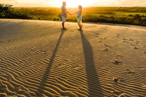 Lindo ensaio fotográfico de gestante e família realizado por fotógrafos de casamento em vila velha espirito santo e fotógrafos de casamento em Vitória espirito santo es com praia e dunas de Itaúnas e pôr do sol e farol de conceição da barra'