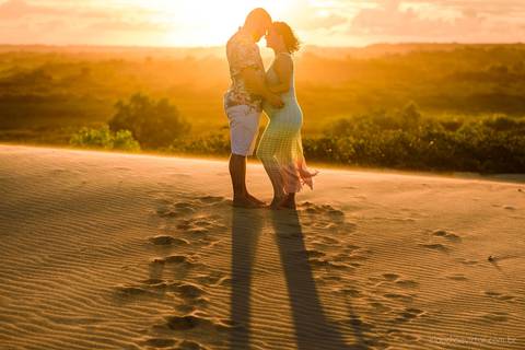 Lindo ensaio fotográfico de gestante e família realizado por fotógrafos de casamento em vila velha espirito santo e fotógrafos de casamento em Vitória espirito santo es com praia e dunas de Itaúnas e pôr do sol e farol de conceição da barra'