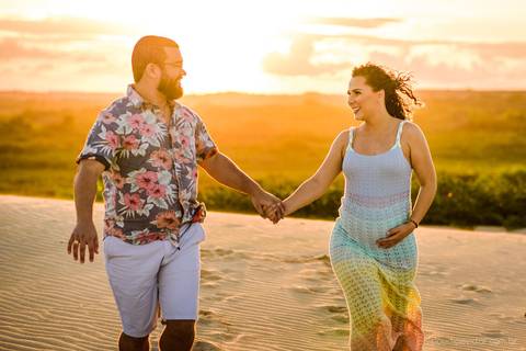 Lindo ensaio fotográfico de gestante e família realizado por fotógrafos de casamento em vila velha espirito santo e fotógrafos de casamento em Vitória espirito santo es com praia e dunas de Itaúnas e pôr do sol e farol de conceição da barra'