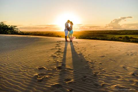 Lindo ensaio fotográfico de gestante e família realizado por fotógrafos de casamento em vila velha espirito santo e fotógrafos de casamento em Vitória espirito santo es com praia e dunas de Itaúnas e pôr do sol e farol de conceição da barra'