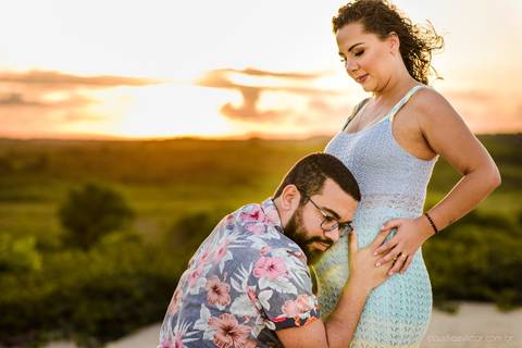 Lindo ensaio fotográfico de gestante e família realizado por fotógrafos de casamento em vila velha espirito santo e fotógrafos de casamento em Vitória espirito santo es com praia e dunas de Itaúnas e pôr do sol e farol de conceição da barra'