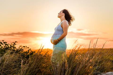 Lindo ensaio fotográfico de gestante e família realizado por fotógrafos de casamento em vila velha espirito santo e fotógrafos de casamento em Vitória espirito santo es com praia e dunas de Itaúnas e pôr do sol e farol de conceição da barra'