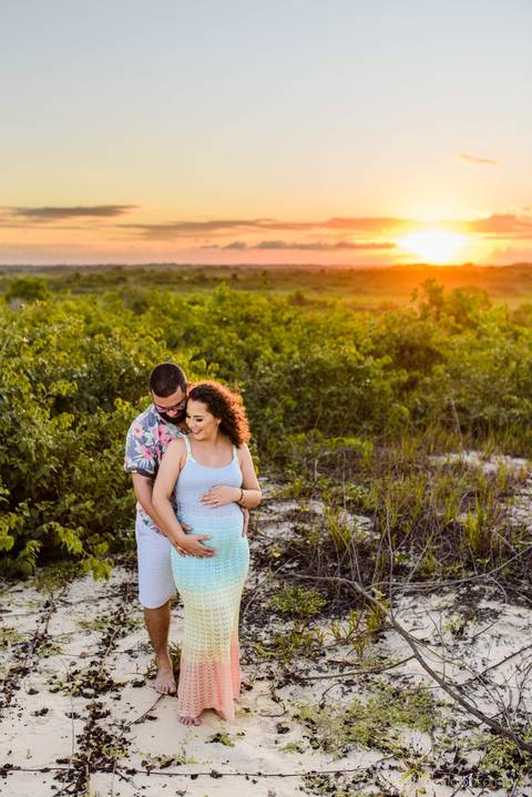 Lindo ensaio fotográfico de gestante e família realizado por fotógrafos de casamento em vila velha espirito santo e fotógrafos de casamento em Vitória espirito santo es com praia e dunas de Itaúnas e pôr do sol e farol de conceição da barra'