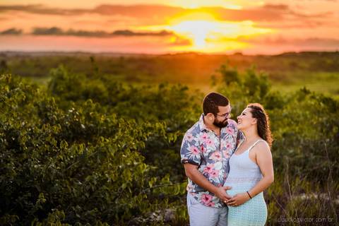Lindo ensaio fotográfico de gestante e família realizado por fotógrafos de casamento em vila velha espirito santo e fotógrafos de casamento em Vitória espirito santo es com praia e dunas de Itaúnas e pôr do sol e farol de conceição da barra'