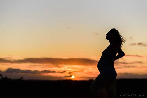Lindo ensaio fotográfico de gestante e família realizado por fotógrafos de casamento em vila velha espirito santo e fotógrafos de casamento em Vitória espirito santo es com praia e dunas de Itaúnas e pôr do sol e farol de conceição da barra'