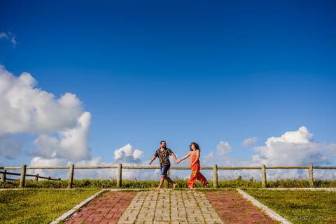 Lindo ensaio fotográfico de gestante e família realizado por fotógrafos de casamento em vila velha espirito santo e fotógrafos de casamento em Vitória espirito santo es com praia e dunas de Itaúnas e pôr do sol e farol de conceição da barra'