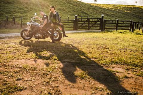 ensaio casal pre wedding na estrada com motocicleta motoclube noivo noiva casamento fotógrafos de casamento em vila velha fotógrafos de casamento em vitória espirito santo es fotógrafos de casamento em serra cariacica'