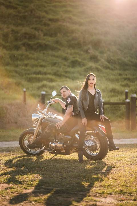 ensaio casal pre wedding na estrada com motocicleta motoclube noivo noiva casamento fotógrafos de casamento em vila velha fotógrafos de casamento em vitória espirito santo es fotógrafos de casamento em serra cariacica'