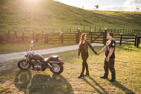 ensaio casal pre wedding na estrada com motocicleta motoclube noivo noiva casamento fotógrafos de casamento em vila velha fotógrafos de casamento em vitória espirito santo es fotógrafos de casamento em serra cariacica'