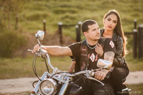 ensaio casal pre wedding na estrada com motocicleta motoclube noivo noiva casamento fotógrafos de casamento em vila velha fotógrafos de casamento em vitória espirito santo es fotógrafos de casamento em serra cariacica'