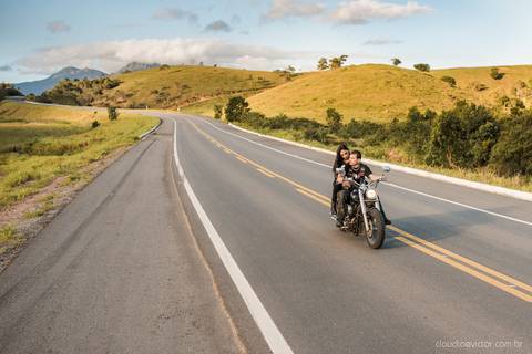 ensaio casal pre wedding na estrada com motocicleta motoclube noivo noiva casamento fotógrafos de casamento em vila velha fotógrafos de casamento em vitória espirito santo es fotógrafos de casamento em serra cariacica'