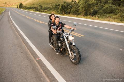 ensaio casal pre wedding na estrada com motocicleta motoclube noivo noiva casamento fotógrafos de casamento em vila velha fotógrafos de casamento em vitória espirito santo es fotógrafos de casamento em serra cariacica'