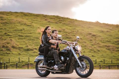 ensaio casal pre wedding na estrada com motocicleta motoclube noivo noiva casamento fotógrafos de casamento em vila velha fotógrafos de casamento em vitória espirito santo es fotógrafos de casamento em serra cariacica'