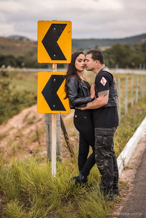 ensaio casal pre wedding na estrada com motocicleta motoclube noivo noiva casamento fotógrafos de casamento em vila velha fotógrafos de casamento em vitória espirito santo es fotógrafos de casamento em serra cariacica'