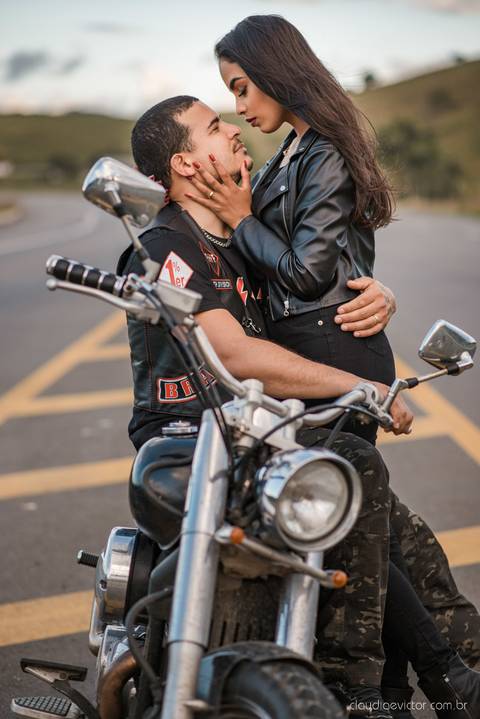 ensaio casal pre wedding na estrada com motocicleta motoclube noivo noiva casamento fotógrafos de casamento em vila velha fotógrafos de casamento em vitória espirito santo es fotógrafos de casamento em serra cariacica'
