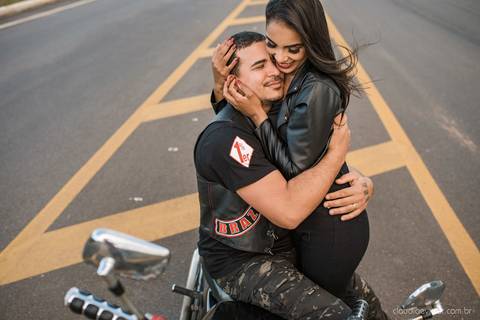 ensaio casal pre wedding na estrada com motocicleta motoclube noivo noiva casamento fotógrafos de casamento em vila velha fotógrafos de casamento em vitória espirito santo es fotógrafos de casamento em serra cariacica'