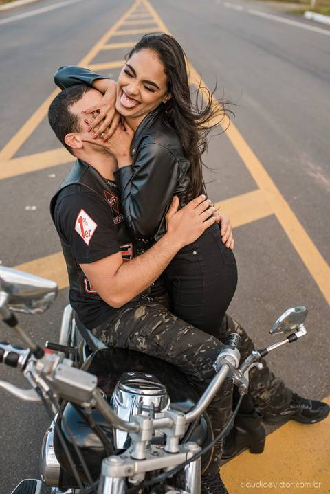 ensaio casal pre wedding na estrada com motocicleta motoclube noivo noiva casamento fotógrafos de casamento em vila velha fotógrafos de casamento em vitória espirito santo es fotógrafos de casamento em serra cariacica'
