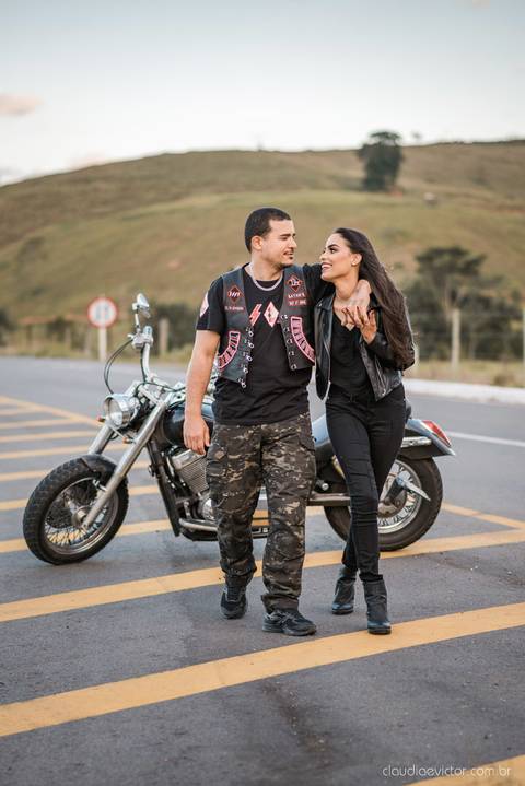 ensaio casal pre wedding na estrada com motocicleta motoclube noivo noiva casamento fotógrafos de casamento em vila velha fotógrafos de casamento em vitória espirito santo es fotógrafos de casamento em serra cariacica'