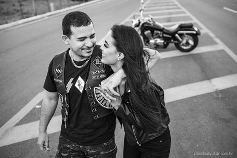 ensaio casal pre wedding na estrada com motocicleta motoclube noivo noiva casamento fotógrafos de casamento em vila velha fotógrafos de casamento em vitória espirito santo es fotógrafos de casamento em serra cariacica'